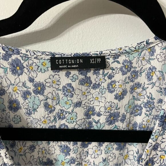 White dress with blue flowers. Little pull tie in the front 100% viscose. I - Picture 6 of 8